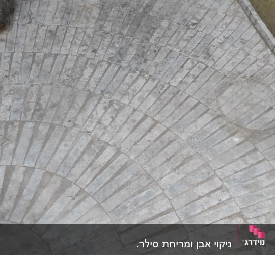 רצפת אבן מלוכלכת עם כתמים כהים